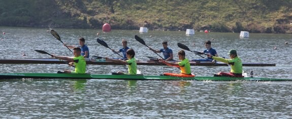 Un instante de una de las pruebas disputadas ayer en el embalse de Trasona. 