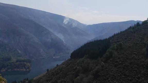 Columnas de humo en las colinas de Grandas de Salime.