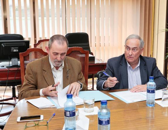 Ramón Juste, del Serida, y Joaquín Vázquez, de la Cooperativa, en la firma del convenio. 