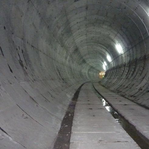 Interior del túnel del metrotrén antes de inundarse. 