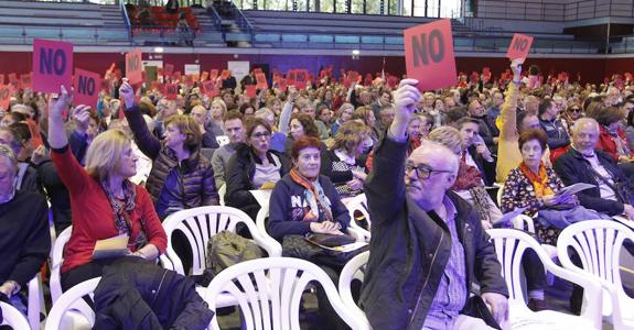 Una de las votaciones con mayoría de votos negativos durante la asamblea celebrada anoche. 