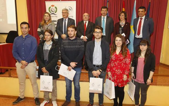 De izquierda a derecha, por atrás, Aurora Barrero, Santiago García Granda, José García Fanjul, Juan Pablo Peñarrubia, Camino Rodríguez Vela y Juan Carlos Campo. En primera fila, los finalistas y ganadores de los Premios a los Trabajos de Fin de Estudios, Daniel Ibaseta, Pablo Mesa Canal, Pablo Villavoy, Pablo Pérez Núñez, Loreto Llera Lis y Carmen Reguera Alonso. 