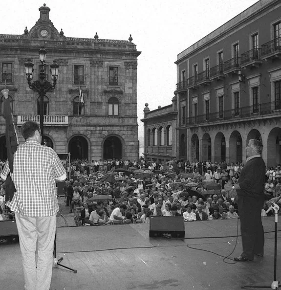 'El Ruiseñor de Langreo', en 1999 en la plaza Mayor de Gijón durante el Concurso de la Canción Asturiana, organizado por EL COMERCIO. 