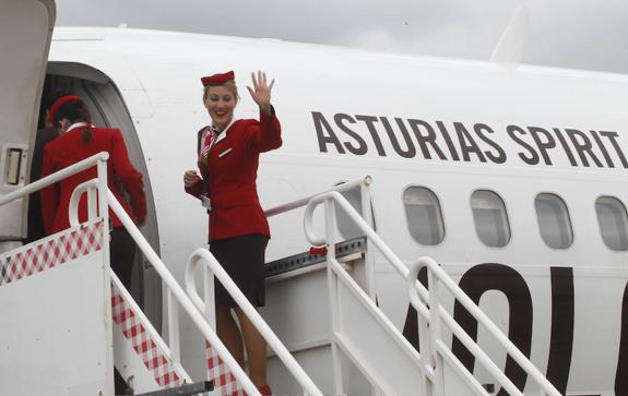 Una azafata de Volotea, en un avión de la aerolínea en el Aeropuerto de Asturias.