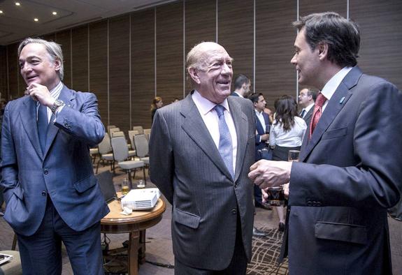 Antonio Suárez departe con Francisco Blanco en presencia de Eduardo Cepeda, en Ciudad de México. 