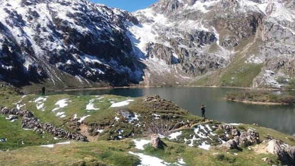 Nieve en el lago de Valle, en Somiedo.