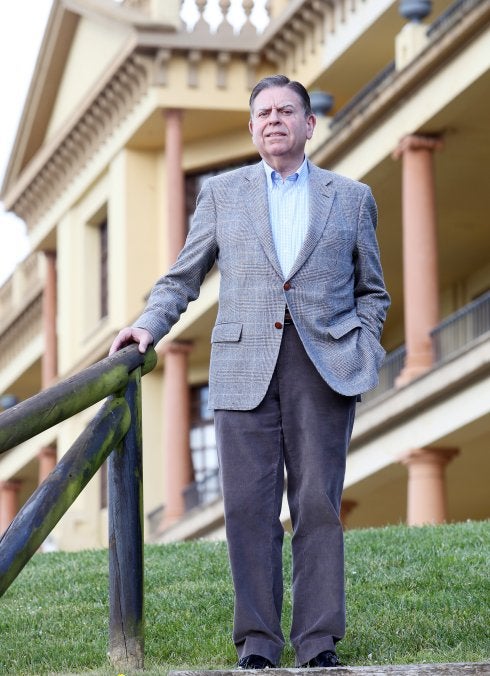 Alfredo Canteli, posa ante las instalaciones del Naranco. 