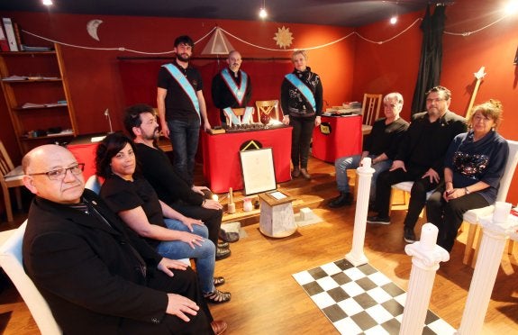 Un grupo de masones en el taller de la logia El Progreso, la que cuenta en la actualidad con más avilesinos en sus filas. 