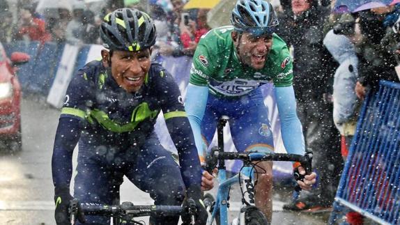 El colombiano Nairo Quintana, del Movistar, entran en la meta en el Alto del Acebo.