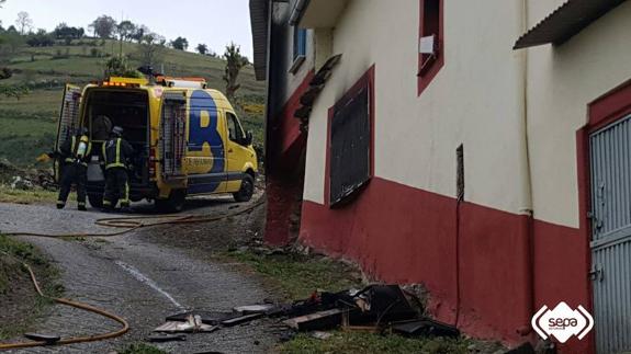 Los bomberos, actuando en la zona donde se produjo el incendio.