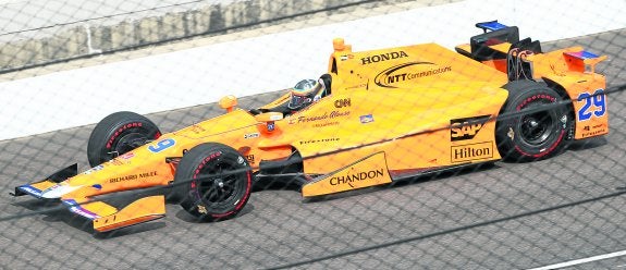 El McLaren-Andretti, con Alonso a los mandos, sale a la pista del circuito de Indianápolis. 