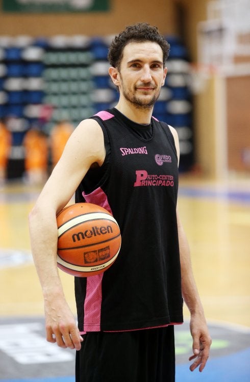 Víctor Pérez, el capitán, en el pabellón. 