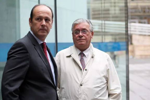El abogado Miguel Valdés-Hevia, junto al empresario Víctor Manuel Muñiz Menéndez. 