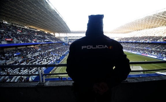 La Policía Nacional se encarga de la seguridad durante los partidos de fútbol en coordinación con la vigilancia privada contratada por el  club. 