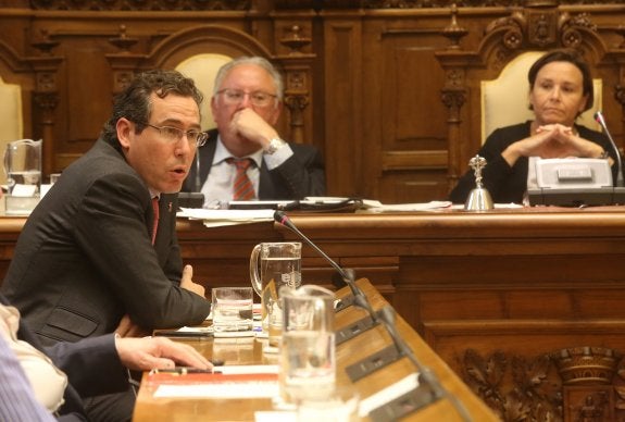 Fernando Couto interviene en un Pleno ante la mirada del secretario municipal y la alcaldesa. 