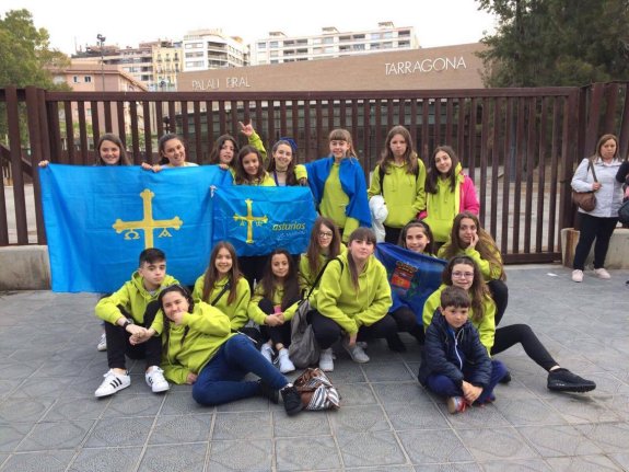 Las representantes avilesinas, ayer en Tarragona. :: LVA