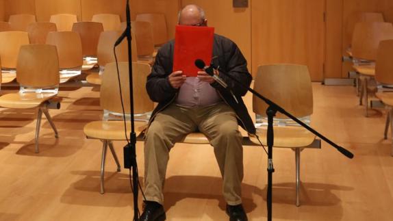 El acusado, en el baquillo, en el juicio de esta mañana.