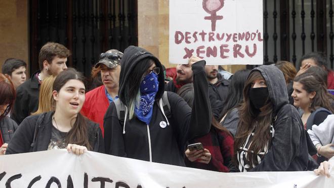 Asistentes a la protesta celebrada en Oviedo. 