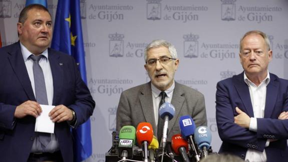Ramón Argüelles, Gaspar Llamazares y Aurelio Martín durante la ruedad de prensa.