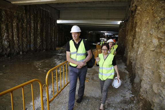 El alcalde de Langreo y la consejera de Infraestructuras, en una reciente visita a la obras. 