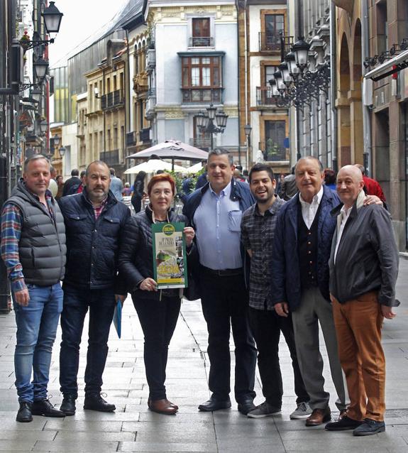 Los organizadores, con el edil Rubén Rosón. 