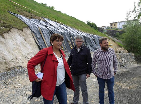 La concejala de Infraestructuras, junto a técnicos del Ayuntamiento y de la empresa durante la visita a las obras junto al estadio Carlos Tartiere. 