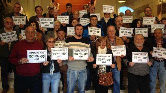 Una veintena de presidentes vecinales expresaron esta mañana en el Ayuntamiento su rechazo.