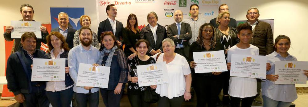 Los premiados posan con los diplomas del IV Campeonato Regional de Cachopos y Cachopinos. 