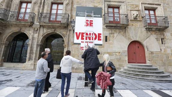 Miembros de la Plataforma, colgando el cartel.