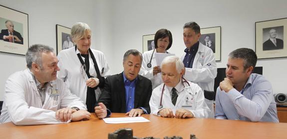 Carlos Morales, Juan Carlos Llosa, José Luis Lambert y Jacobo Silva, sentados. De pie, María José Bernardo, Beatriz Díaz y Félix Fernández, en un despacho del área de Cardiología del HUCA. 