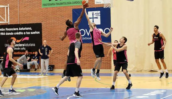 Carles Marco observa con atención un instante del entrenamiento, celebrado en el polideportivo de Pumarín 