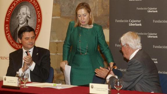Ana Pastor aplaudida por Pedro Sanjurjo  e Ignacio García Arango tras acabar su conferencia.