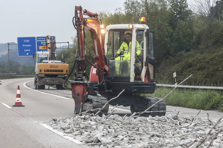 Una imagen de las obras de reparación del firme de la autopista 'Y' de hace un año.