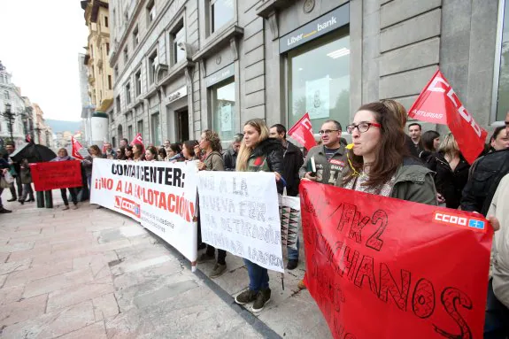 Trabajadores del 'Contact Center' de Liberbank, ayer, durante su concentración en Oviedo . 