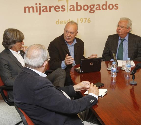 Aladino Fernández, en el centro, entre Ignacio Arias y Ramón Mijares, durante su ponencia. 