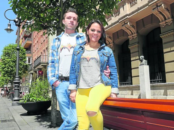 Moisés Carretero y Rosa Martín, creadores de la webserie, posan en la calle Palacio Valdés. 