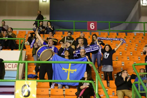 Aficionados azules en la grada durante el partido del viernes. :: H. Á.
