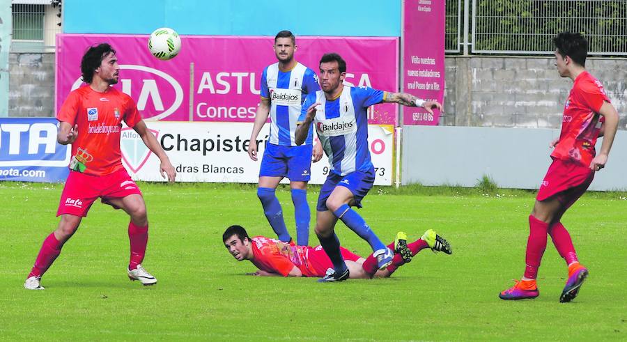 Dani Girol, a la izquierda, trata de jugar el balón con Usillos en el suelo y Zucu ante los locales Palazuelos y Dudi. 