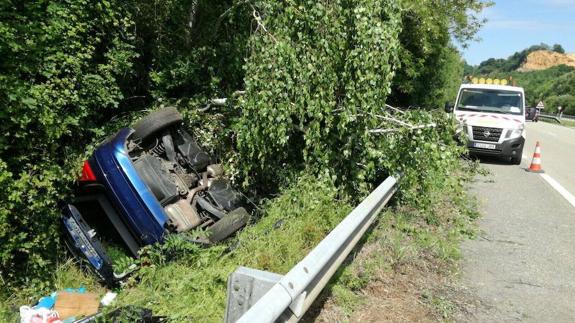 El vehículo, volcado en la cuneta tras el accidente.