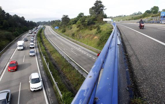 La autopista ‘Y’, colapsada para los coches procedentes de Oviedo hacia Gijón y Avilés a las ocho y media de la mañana. A la derecha, la AS-II despejada. 