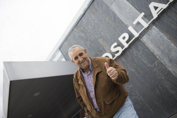 El sierense Joaquín Palacio, saliendo del HUCA. 