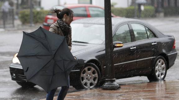 Una mujer 'lucha' con su paraguas en un temporal anterior.