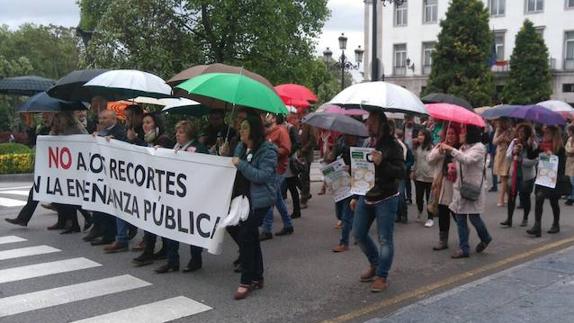 Manifestación de la enseñanza pública asturiana en la plaza de España de Oviedo. 