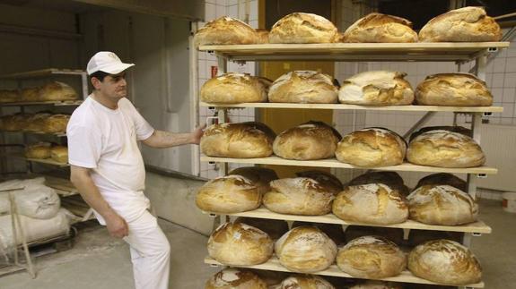 El gremio de panaderos asegura que el refrán denigra a toda la profesión y al producto. 