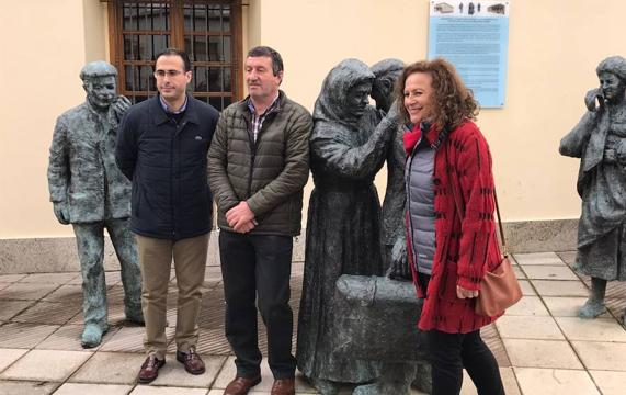 El alcalde de Ribadedeva, Jesús Bordás; el alcalde de Boal, José Antonio Barrientos y la alcaldesa de Comillas, María Teresa Noceda, junto al monumento a la emigración asturiana. 