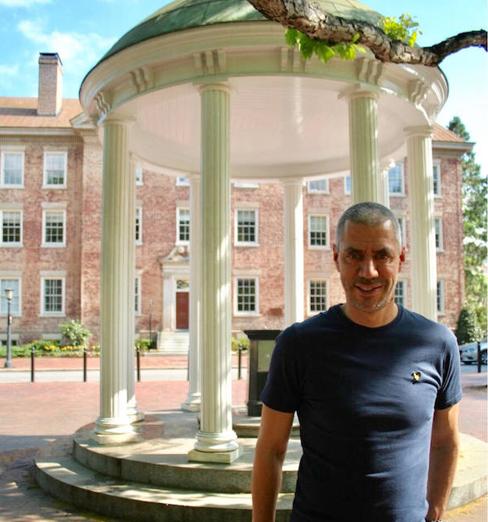 David Rodríguez en Old Well de Chapel Hill, el símbolo de la Universidad de North Carolina.