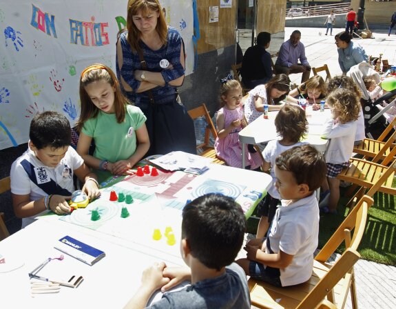 Los niños elaborando sus dibujos. 