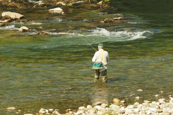Un hombre pesca en el río Cares esta mañana.