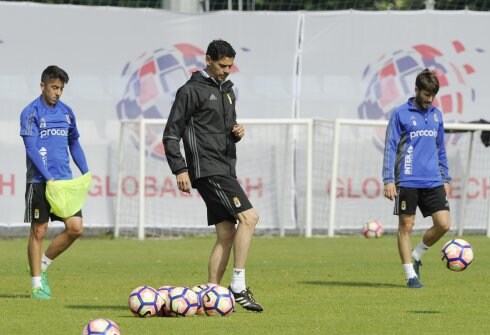 Carlitos se pone un peto en presencia de Hierro.