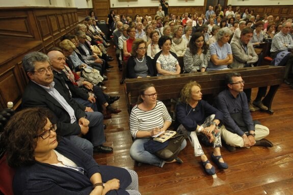 La escritorá llenó el Aula Magna de la Universidad. 